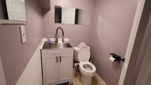 302 5Th Street, Nakusp, BC - Indoor Photo Showing Bathroom