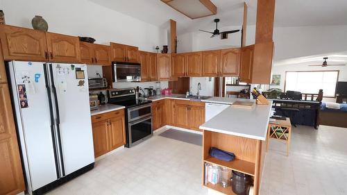 302 5Th Street, Nakusp, BC - Indoor Photo Showing Kitchen With Double Sink
