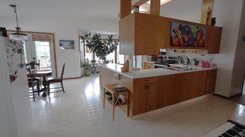 302 5Th Street, Nakusp, BC - Indoor Photo Showing Kitchen