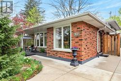 161 MANNING AVENUE  Hamilton (Greeningdon), ON L9A 3G1
