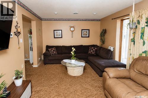 506 Garrish Place, Estevan, SK - Indoor Photo Showing Living Room