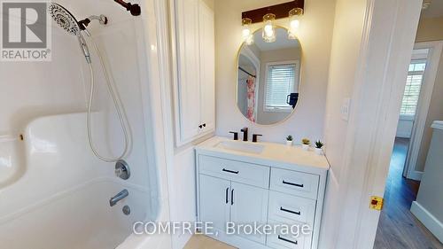 723 Munich Circle, Waterloo, ON - Indoor Photo Showing Bathroom