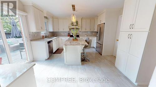 723 Munich Circle, Waterloo, ON - Indoor Photo Showing Kitchen