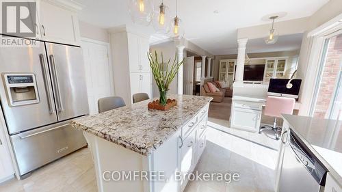 723 Munich Circle, Waterloo, ON - Indoor Photo Showing Kitchen With Upgraded Kitchen