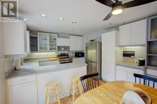 7287 Wellington Rd 109, Mapleton, ON - Indoor Photo Showing Kitchen