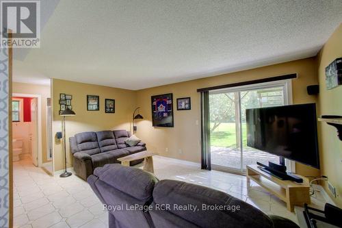 7287 Wellington Rd 109, Mapleton, ON - Indoor Photo Showing Living Room