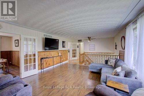 7287 Wellington Rd 109, Mapleton, ON - Indoor Photo Showing Living Room