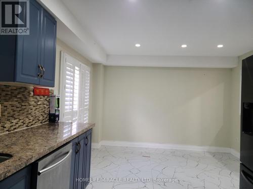 7 Thunderbird Trail, Brampton, ON - Indoor Photo Showing Kitchen