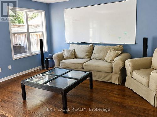 17 Heartleaf Private, Ottawa, ON - Indoor Photo Showing Living Room