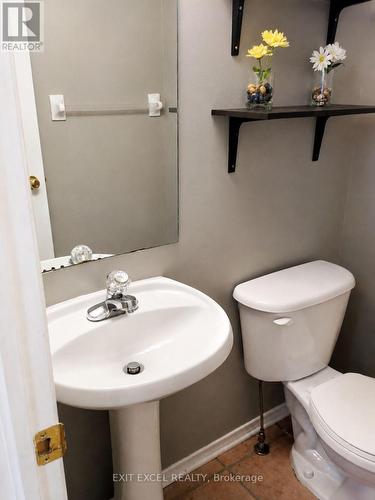 17 Heartleaf Private, Ottawa, ON - Indoor Photo Showing Bathroom
