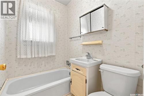 1506 Edward Avenue, Saskatoon, SK - Indoor Photo Showing Bathroom