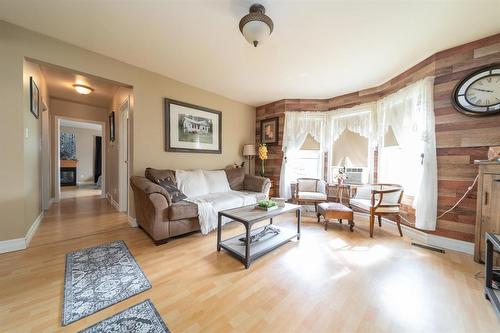 39003 Uppingham Road, Anola, MB - Indoor Photo Showing Living Room