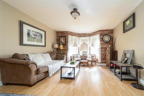 39003 Uppingham Road, Anola, MB - Indoor Photo Showing Living Room