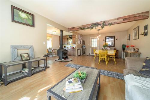 39003 Uppingham Road, Anola, MB - Indoor Photo Showing Living Room