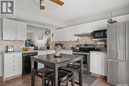 1402 10Th Avenue E, Regina, SK - Indoor Photo Showing Kitchen