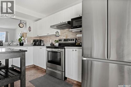 1402 10Th Avenue E, Regina, SK - Indoor Photo Showing Kitchen