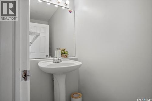 1402 10Th Avenue E, Regina, SK - Indoor Photo Showing Bathroom