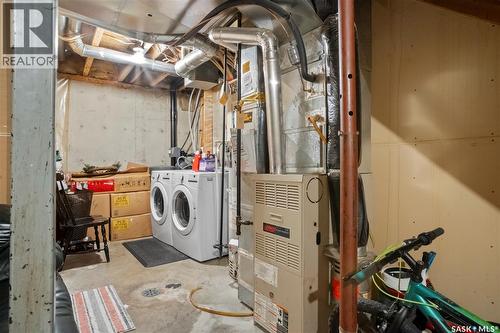 1402 10Th Avenue E, Regina, SK - Indoor Photo Showing Laundry Room