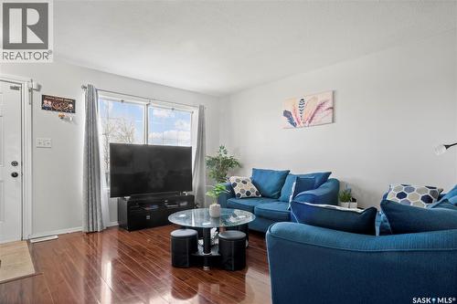 1402 10Th Avenue E, Regina, SK - Indoor Photo Showing Living Room