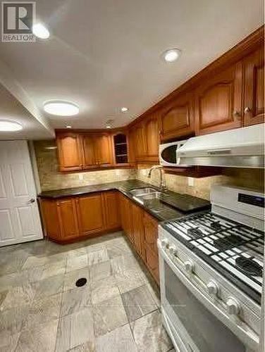3589 Birchmeadow Crescent, Mississauga, ON - Indoor Photo Showing Kitchen