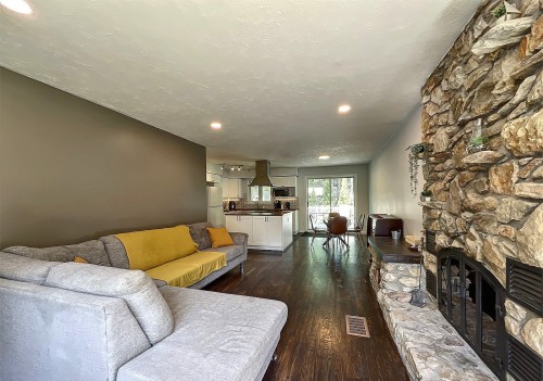 Living Room - 1807 Rue Glengarry, Mascouche, QC - Indoor Photo Showing Living Room With Fireplace