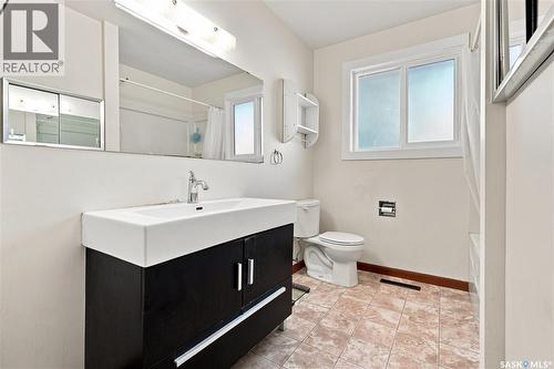 504 Leslie Avenue, Saskatoon, SK - Indoor Photo Showing Bathroom