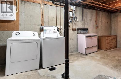 504 Leslie Avenue, Saskatoon, SK - Indoor Photo Showing Laundry Room