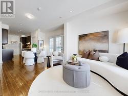 82 HARGRAVE LANE Toronto, ON M4N 0A4