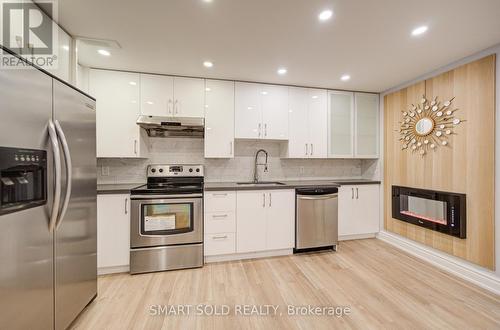 39 Schuster Lane, Vaughan, ON - Indoor Photo Showing Kitchen With Upgraded Kitchen