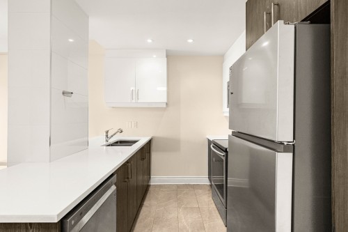Kitchen - 507-4125 Boul. St-Jean, Dollard-Des-Ormeaux, QC - Indoor Photo Showing Kitchen With Double Sink