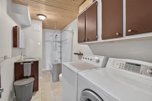 Bathroom - 1752 Ch. Du 5E-Rang S., Rivière-Rouge, QC - Indoor Photo Showing Laundry Room