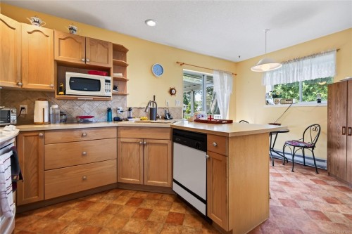 2193 Cardinal Pl, Comox, BC 