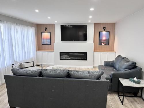 434 Hebert Street, Thunder Bay, ON - Indoor Photo Showing Living Room With Fireplace
