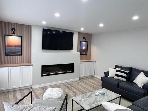 434 Hebert Street, Thunder Bay, ON - Indoor With Fireplace