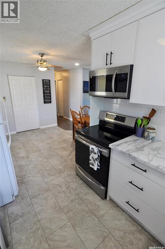 407 Wathaman Crescent, Saskatoon, SK - Indoor Photo Showing Kitchen