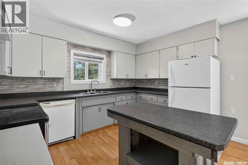 738 Weldon Avenue, Saskatoon, SK - Indoor Photo Showing Kitchen With Double Sink