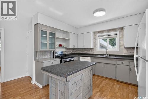 738 Weldon Avenue, Saskatoon, SK - Indoor Photo Showing Kitchen With Double Sink