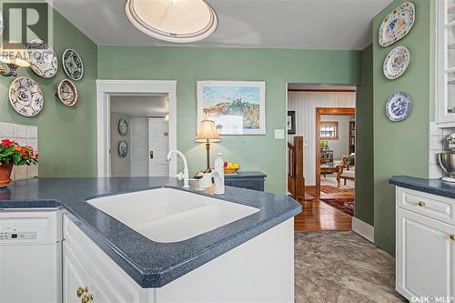 1150 2Nd Avenue Nw, Moose Jaw, SK - Indoor Photo Showing Kitchen With Double Sink