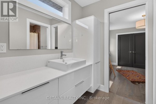 296 Kirchoffer Avenue, Ottawa, ON 