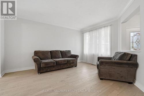 30 Rowe Drive, Ottawa, ON - Indoor Photo Showing Living Room