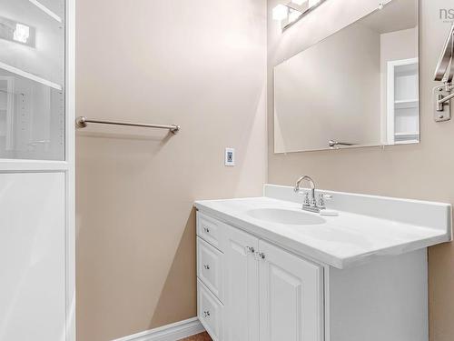207 78 Regency Park Drive, Halifax, NS - Indoor Photo Showing Bathroom