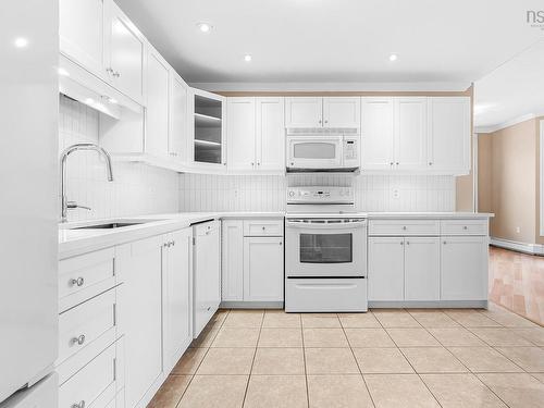 207 78 Regency Park Drive, Halifax, NS - Indoor Photo Showing Kitchen