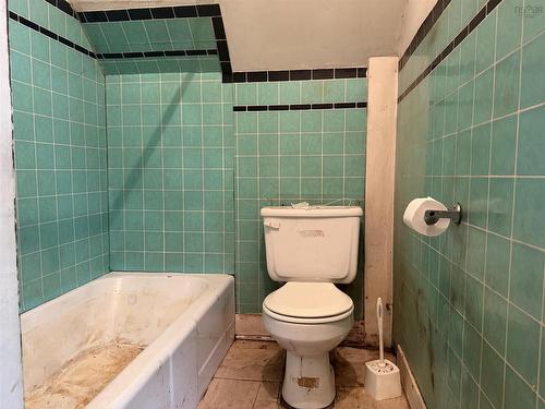 280 Marsh Street, New Glasgow, NS - Indoor Photo Showing Bathroom