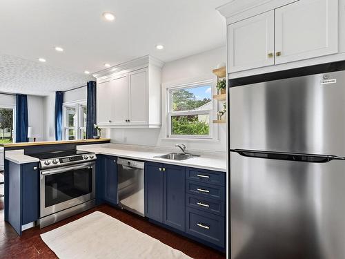 1 Piers Avenue, Fairmount, NS - Indoor Photo Showing Kitchen With Double Sink With Upgraded Kitchen