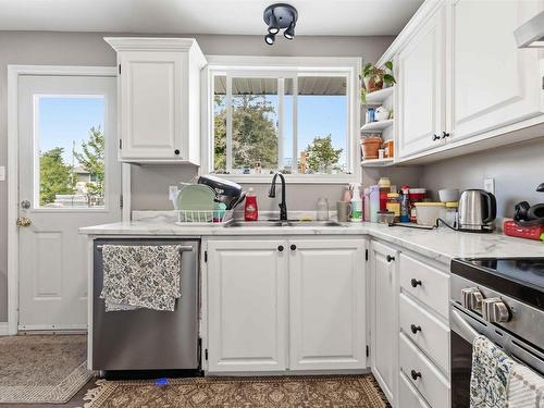 62 Shalimar Crescent, Dartmouth, NS - Indoor Photo Showing Kitchen With Double Sink