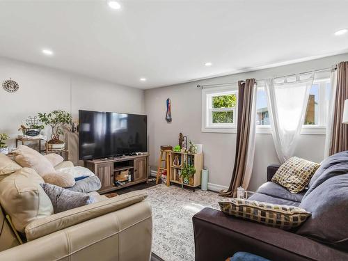 62 Shalimar Crescent, Dartmouth, NS - Indoor Photo Showing Living Room