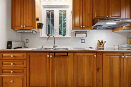 Cuisine - 26 Av. Cedar, Pointe-Claire, QC - Indoor Photo Showing Kitchen With Double Sink