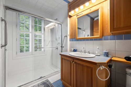 Salle de bains - 26 Av. Cedar, Pointe-Claire, QC - Indoor Photo Showing Bathroom