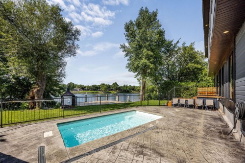 Piscine - 11 Rue Albert-Perron, Saint-Mathias-Sur-Richelieu, QC - Outdoor With In Ground Pool With Backyard
