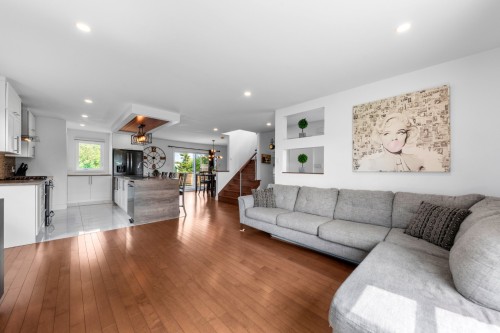 Vue d'ensemble - 2219 Ch. Du Curé-Godbout, Farnham, QC - Indoor Photo Showing Living Room